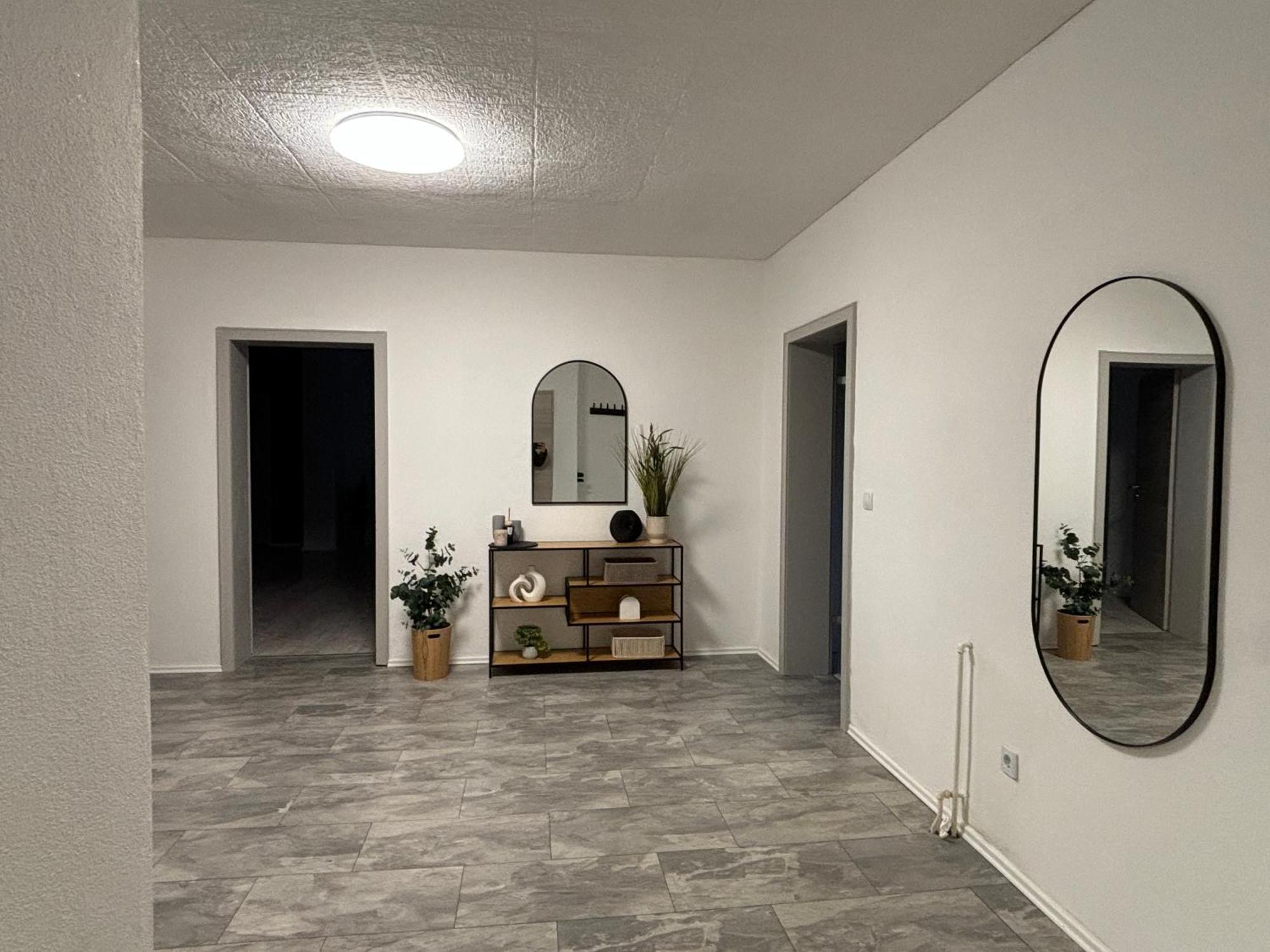 140Qm - 4 Zimmer- Parkplatz - Autobahn - Blauer See - Mallibase Apartments Garbsen Dış mekan fotoğraf