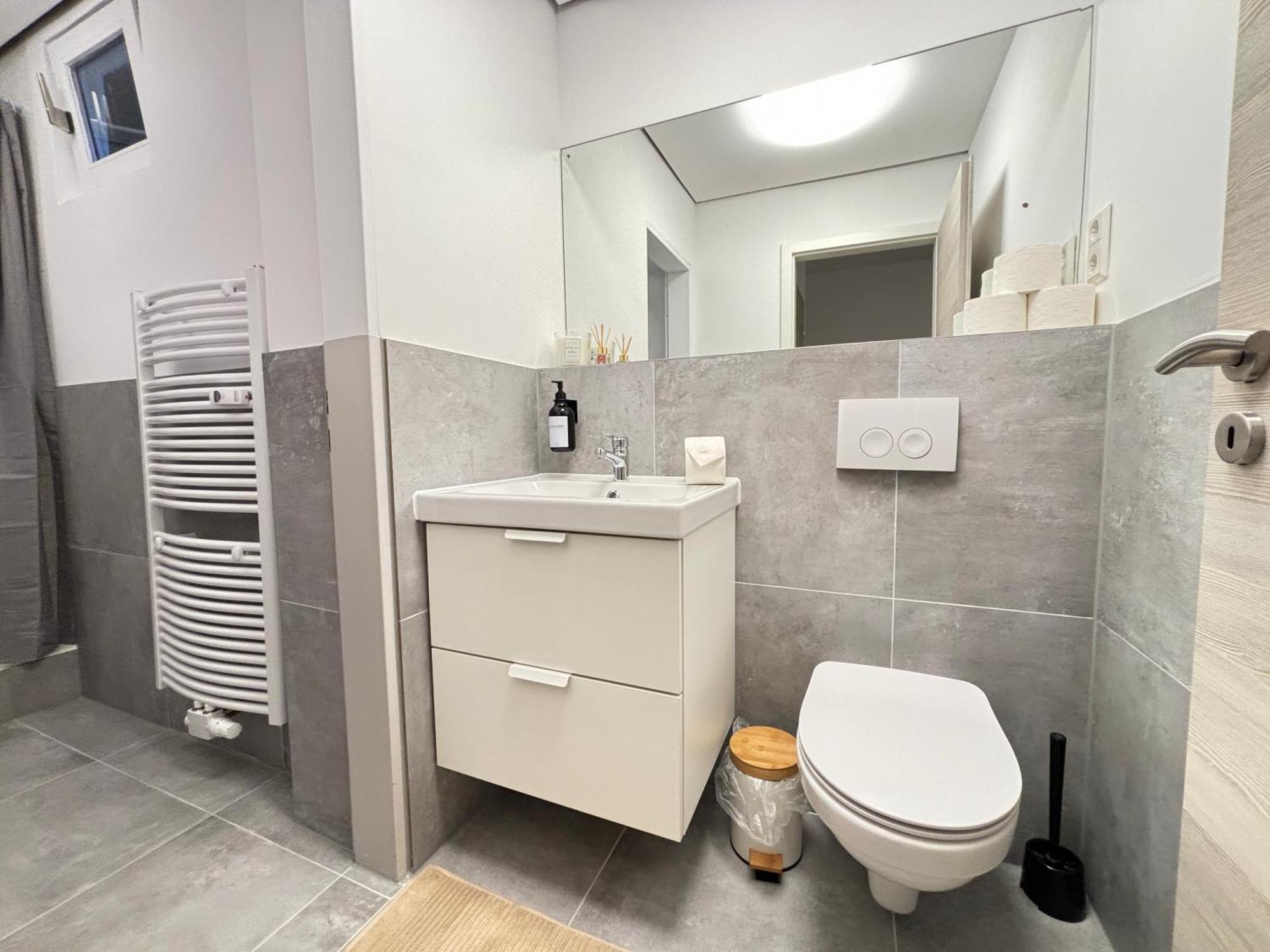 140Qm - 4 Zimmer- Parkplatz - Autobahn - Blauer See - Mallibase Apartments Garbsen Dış mekan fotoğraf