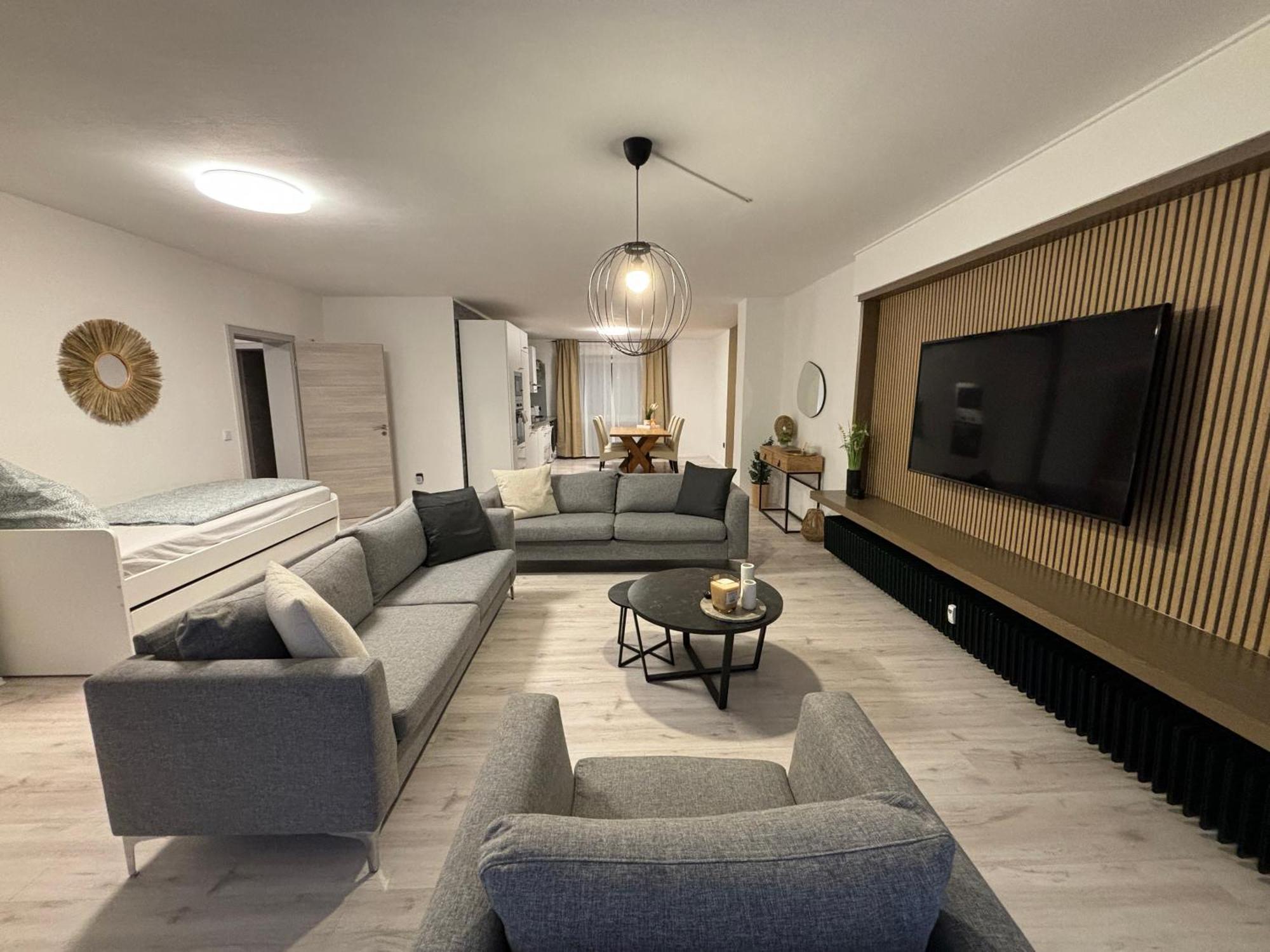 140Qm - 4 Zimmer- Parkplatz - Autobahn - Blauer See - Mallibase Apartments Garbsen Dış mekan fotoğraf